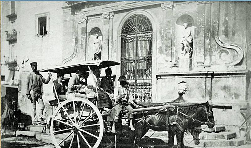 Napoli,_Piazza_Mercato,_Fontana_Maggiore